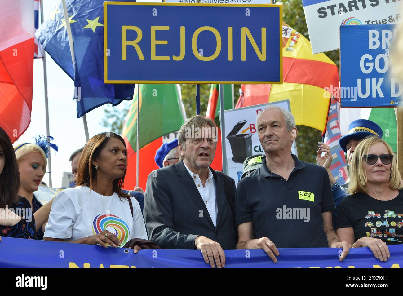 Londres, Angleterre, Royaume-Uni. 23 septembre 2023. L'ancien Premier ministre belge GUY VERHOFSTADT (au centre) et la militante de haut niveau GINA MILLER (à gauche) ont mené la marche à travers le centre de Londres. Les militants anti-Brexit ont défilé dans le centre de Londres pour appeler le Royaume-Uni à rejoindre l'Union européenne. (Image de crédit : © Thomas Krych/ZUMA Press Wire) USAGE ÉDITORIAL SEULEMENT! Non destiné à UN USAGE commercial ! Crédit : ZUMA Press, Inc./Alamy Live News Banque D'Images