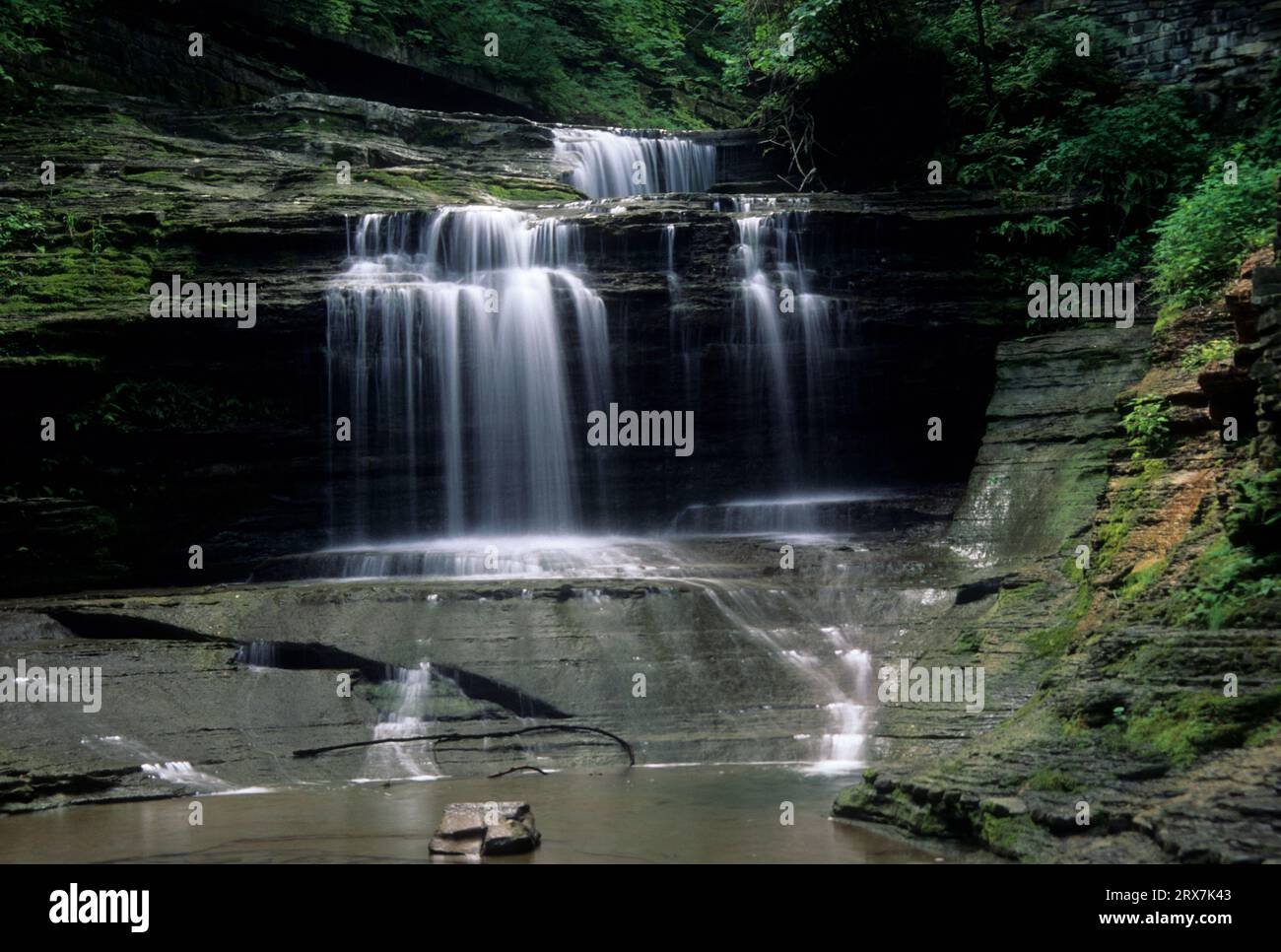 Tombe sur Buttermilk Creek, Buttermilk Falls State Park, New York Banque D'Images