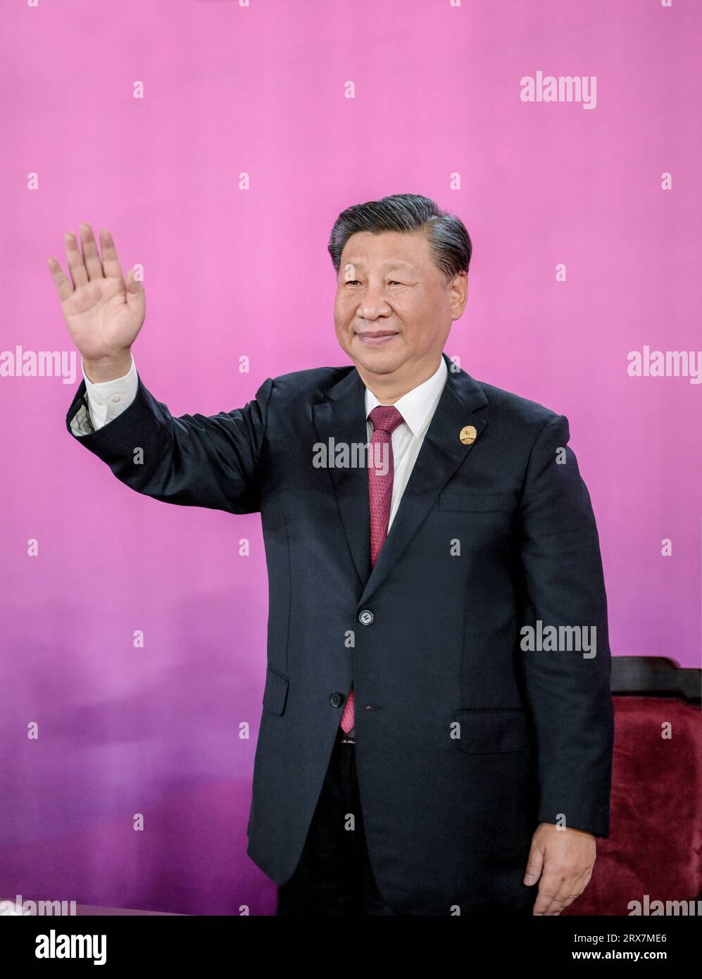 Hangzhou, province chinoise du Zhejiang. 23 septembre 2023. Le président chinois Xi Jinping fait des vagues lors de la cérémonie d'ouverture des 19e Jeux asiatiques à Hangzhou, capitale de la province du Zhejiang dans l'est de la Chine, le 23 septembre 2023. Crédit : Li Xueren/Xinhua/Alamy Live News Banque D'Images
