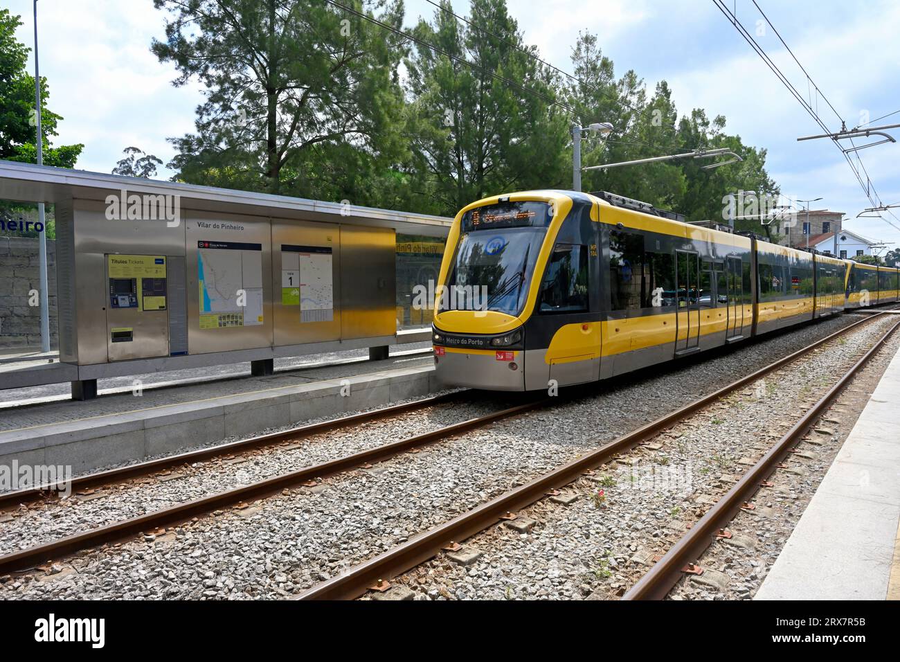 Train arrivant à la station de métro de banlieue, Vilar Pinheiro, banlieue de Porto, Portugal Banque D'Images