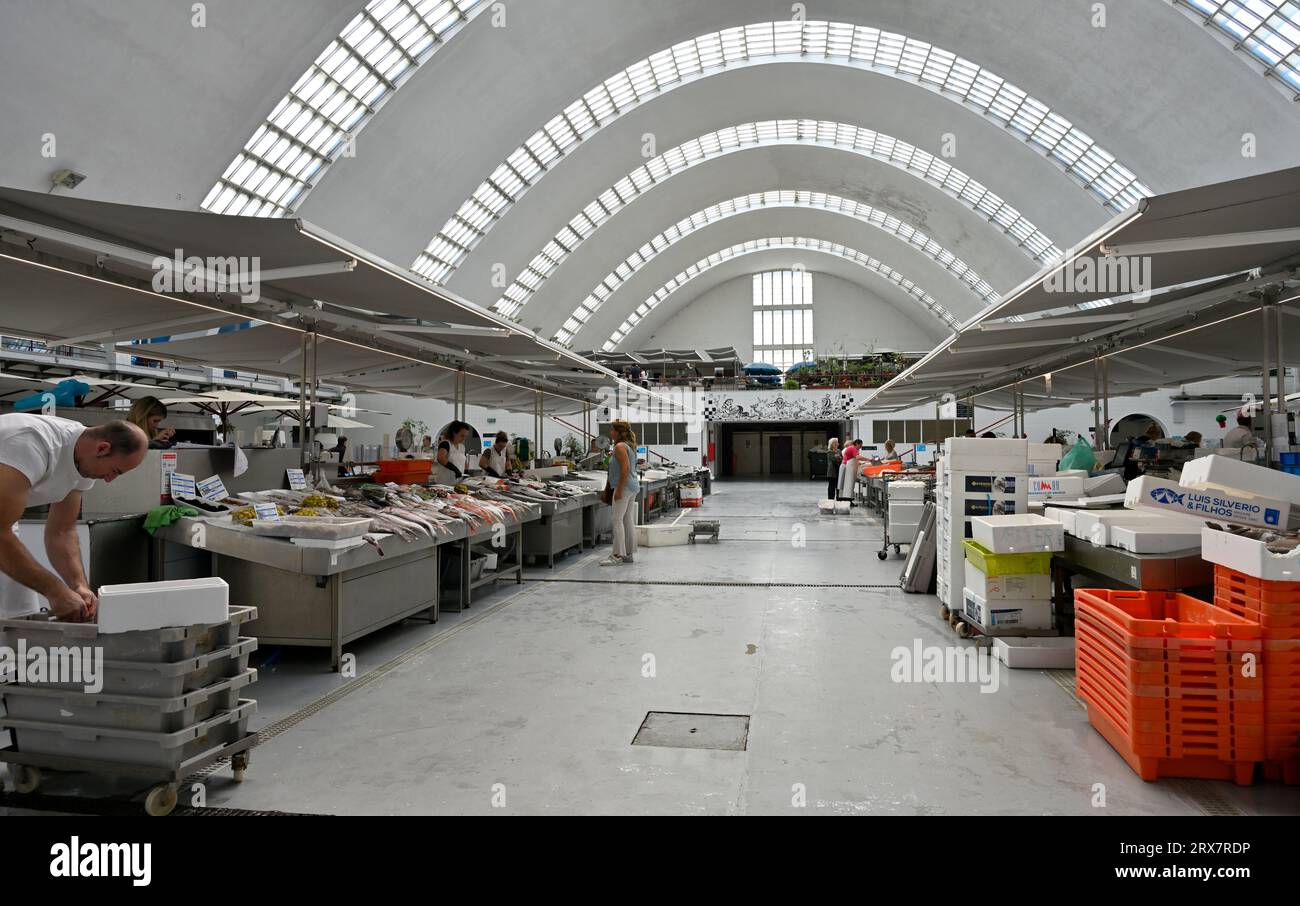 À l'intérieur du marché de poisson frais de travail municipal, Mercado Municipal de Matosinhos, a également des fruits, des légumes, des restaurants, Porto, Portugal Banque D'Images