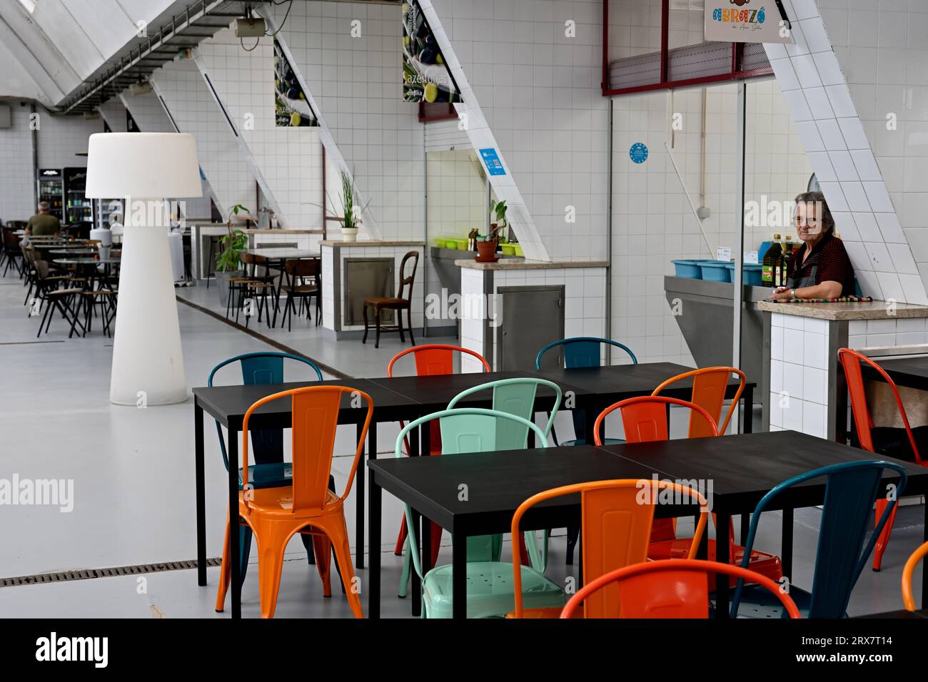 Restaurant à l'intérieur avec des tables et des chaises presque vides au marché municipal de Porto, Portugal Banque D'Images