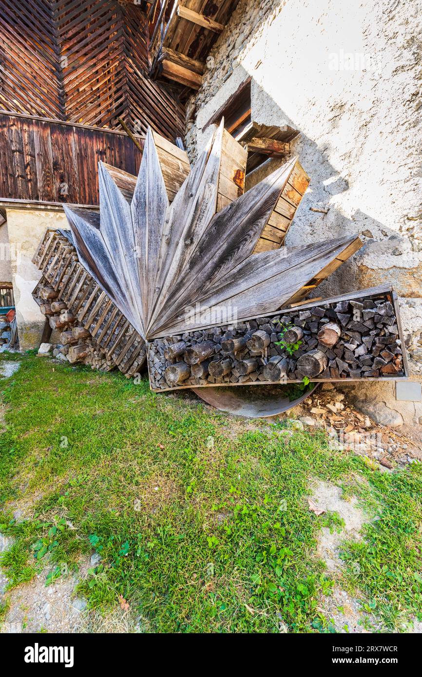 Italie Trentino Mezzano - piles en bois - Max Gaudenzi - 'l'accordéon' (2011) Banque D'Images