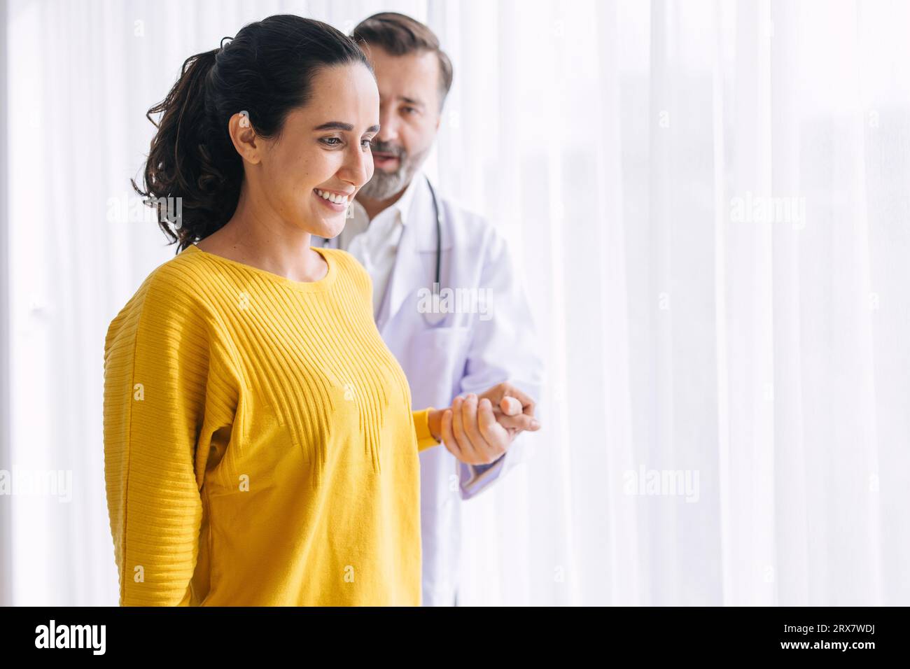 Femme blessure à la jambe médecin de physiothérapie aider à soutenir essayer de marcher et elle est très heureuse après la guérison et la récupération Banque D'Images