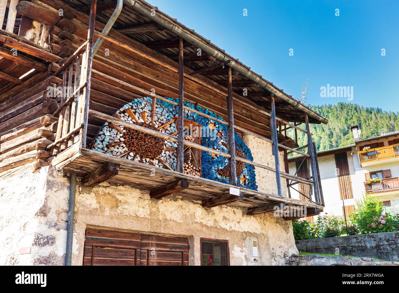 Italie Trentino Mezzano - Stacks en bois - Giuliano Rattin - 'le temps passe...traditions qui restent' (2011) Banque D'Images