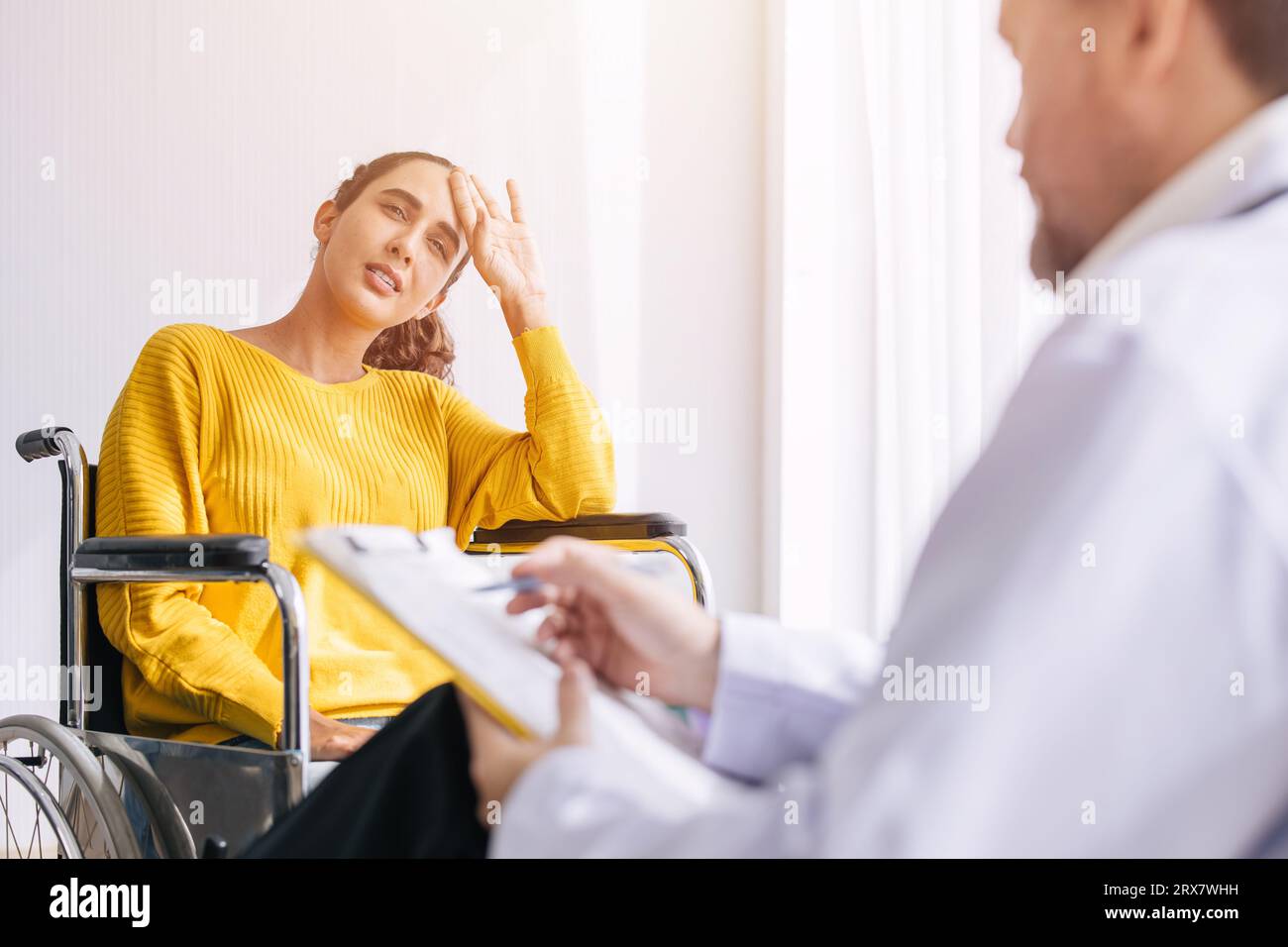 Médecin psychiatre recueillir des données parler avec le patient en fauteuil roulant pour les problèmes de santé mentale vérifier le suivi dans la clinique de l'hôpital Banque D'Images