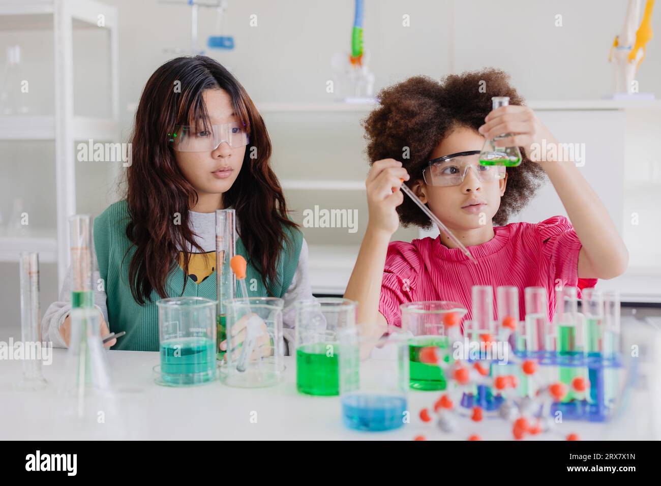 Afro enfants noirs diversité jouant dans le laboratoire de science chimique pour l'apprentissage de l'éducation à l'école avec un ami Banque D'Images