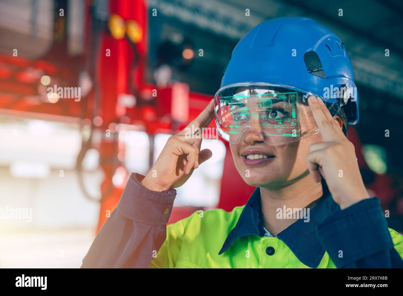 Concevoir des femmes utilisant l'innovation visuelle de lunettes VR dans le dispositif de soutien de travail de l'industrie de technologie d'ingénierie avancée Banque D'Images
