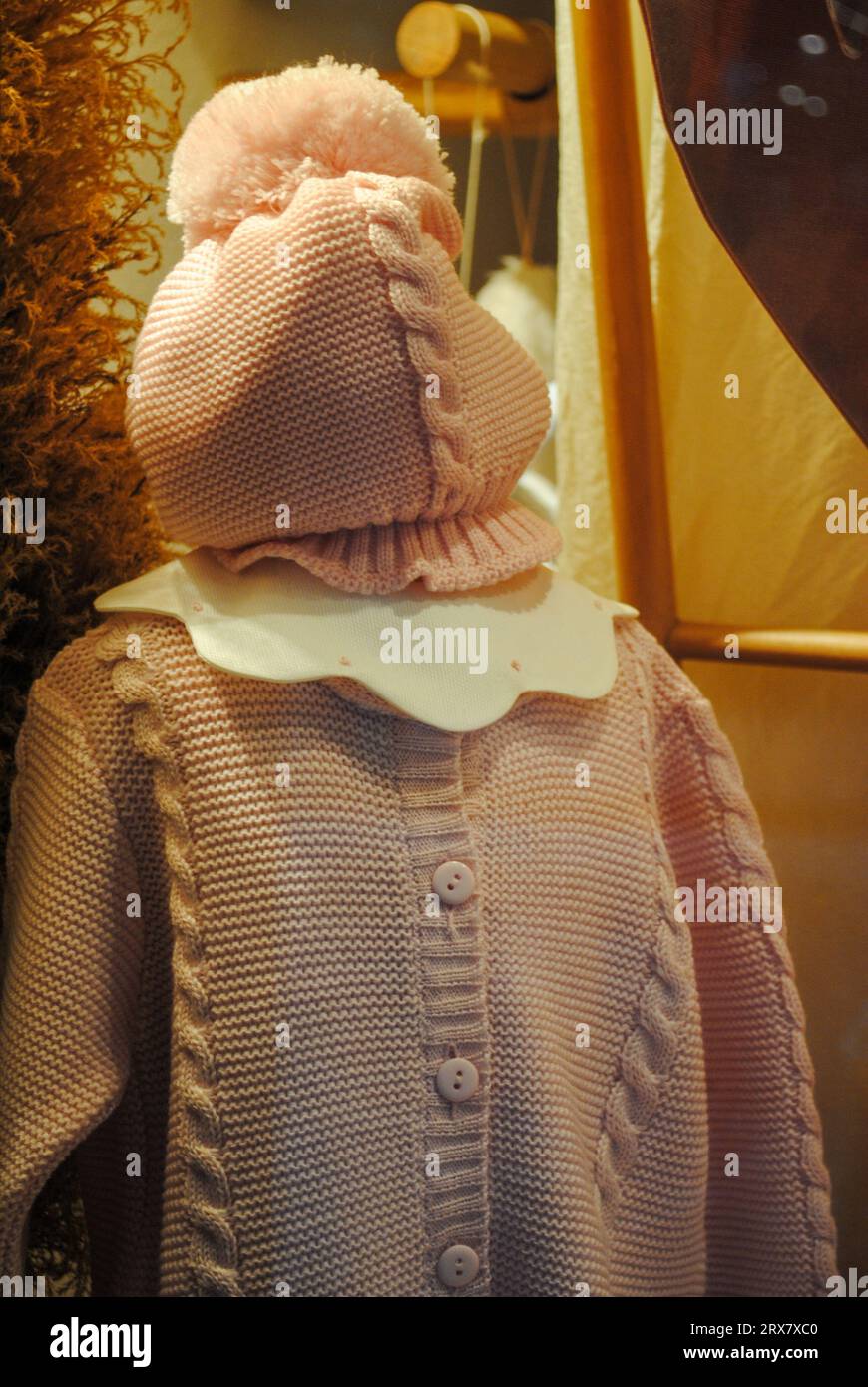 Mannequin avec des idées pour la robe de fille d'automne et feuilles sèches en arrière-plan Banque D'Images