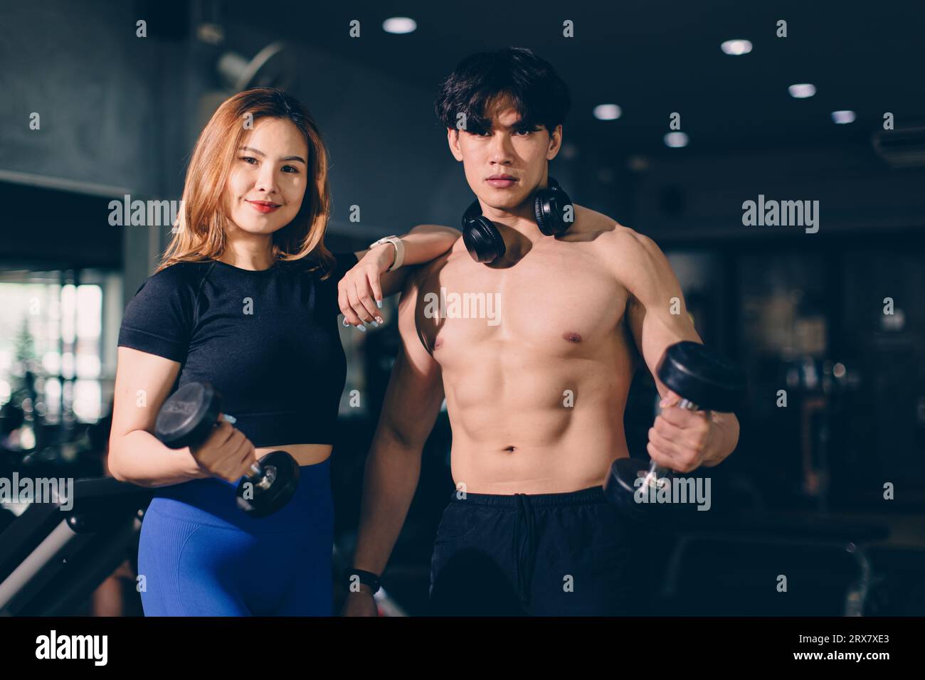 Portrait heureux sport homme et femme culturisme publicitaire athlète modèle entraînement musculaire dans le club de sport de gym de fitness Banque D'Images