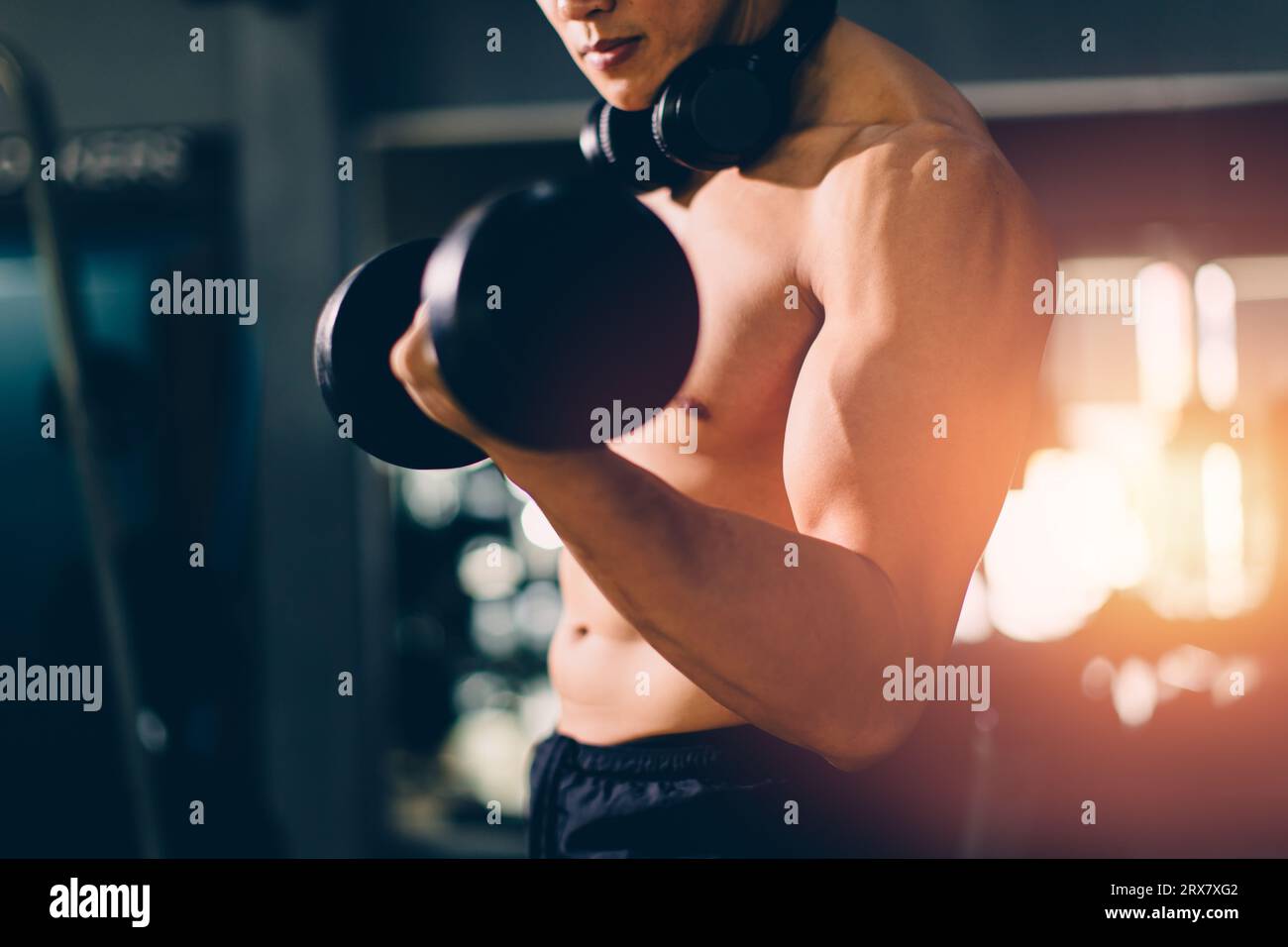 Sport bodybuilding masculin Belle poitrine parfaite de force musculaire de l'entraînement musculaire de base dans le club de sport de fitness gym Banque D'Images