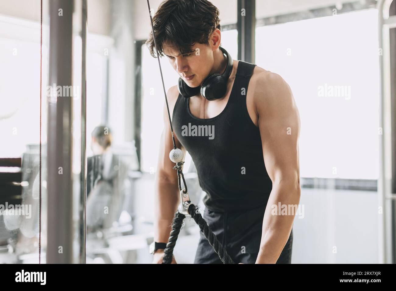 Exercices de traction masculine Asian Fitness pour la formation de force musculaire de la poitrine et des épaules dans Sport Club Banque D'Images