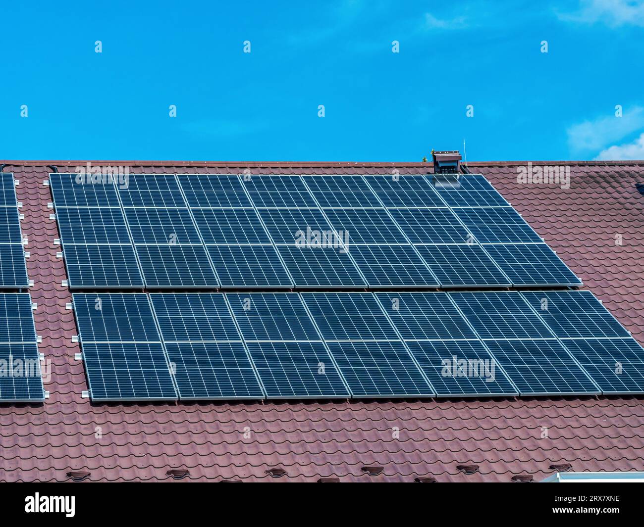 Plan rapproché de panneaux solaires montés sur le toit d'une maison résidentielle Banque D'Images