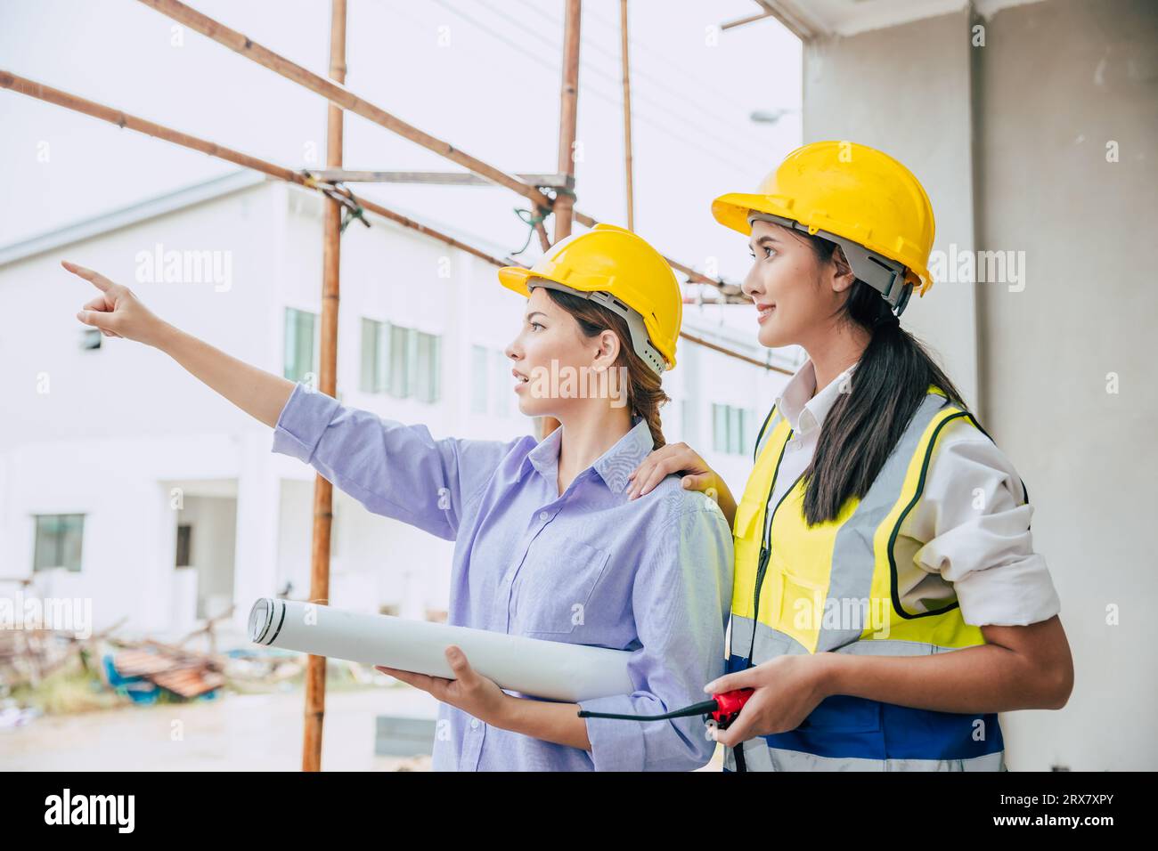 Les femmes ingénieurs en construction travaillent en équipe ensemble architecte constructeur concepteur travaillent sur le chantier de construction Banque D'Images