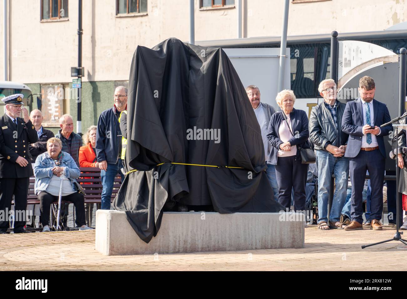 Sculpture The Herring Girl de Ray Lonsdale, Under Wraps, avant son dévoilement public, sur le Fish Quay, North Shields, North Tyneside, Royaume-Uni Banque D'Images