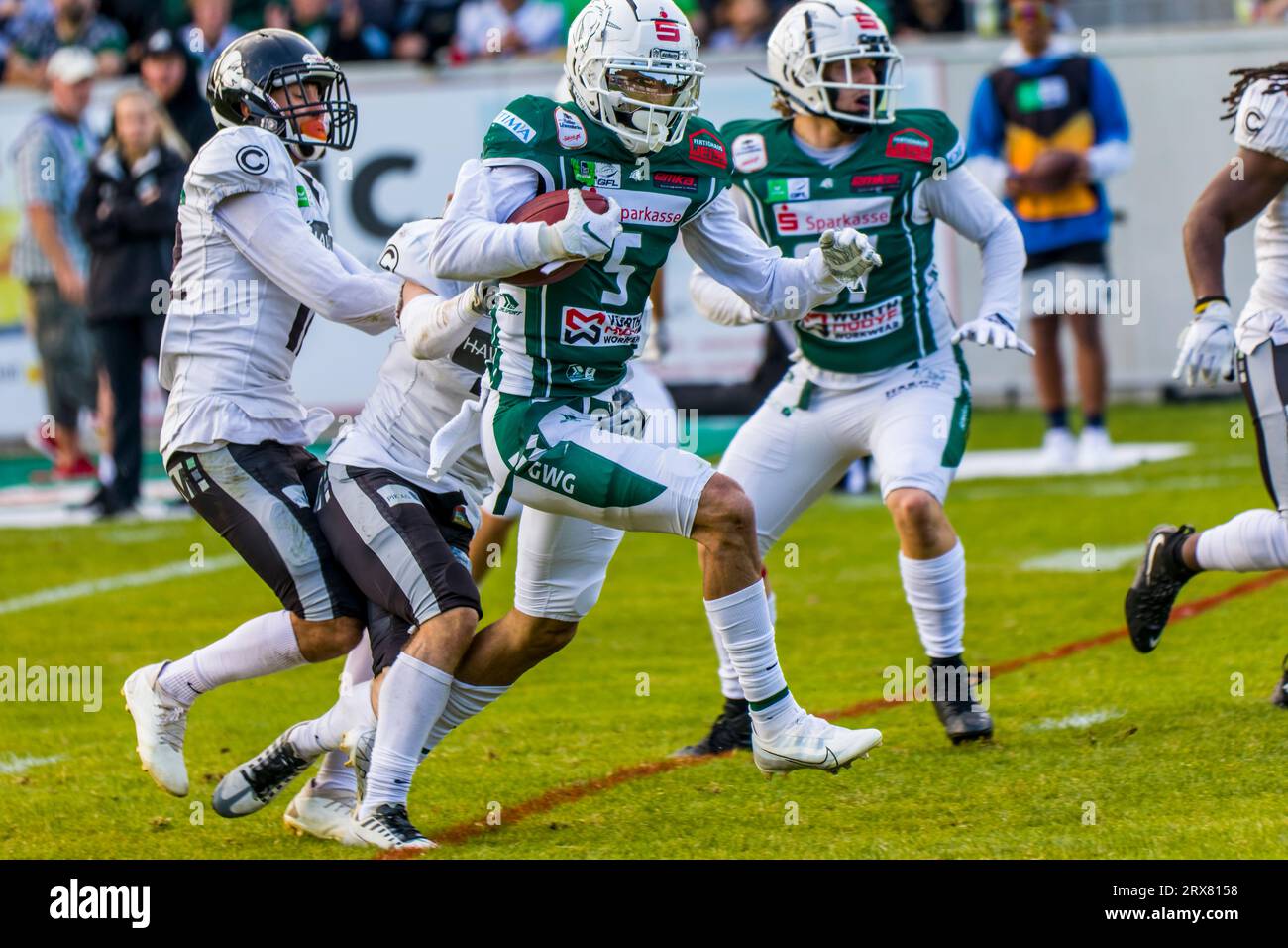 Schwaebisch Hall Allemagne. 23 septembre 2023. Erima GFL / Ligue allemande de football,Viertelfinal match : Schwäbisch Hall Unicorns - Berlin Rebels dans l'Optima Sportpark à Schwaebisch Hall Allemagne sur 23. 09. 2023, WR # 5 Tyler Rutenbeck / Schwaebisch Hall Unicorns crédit : Frank Baumert / Alamy Live News Banque D'Images