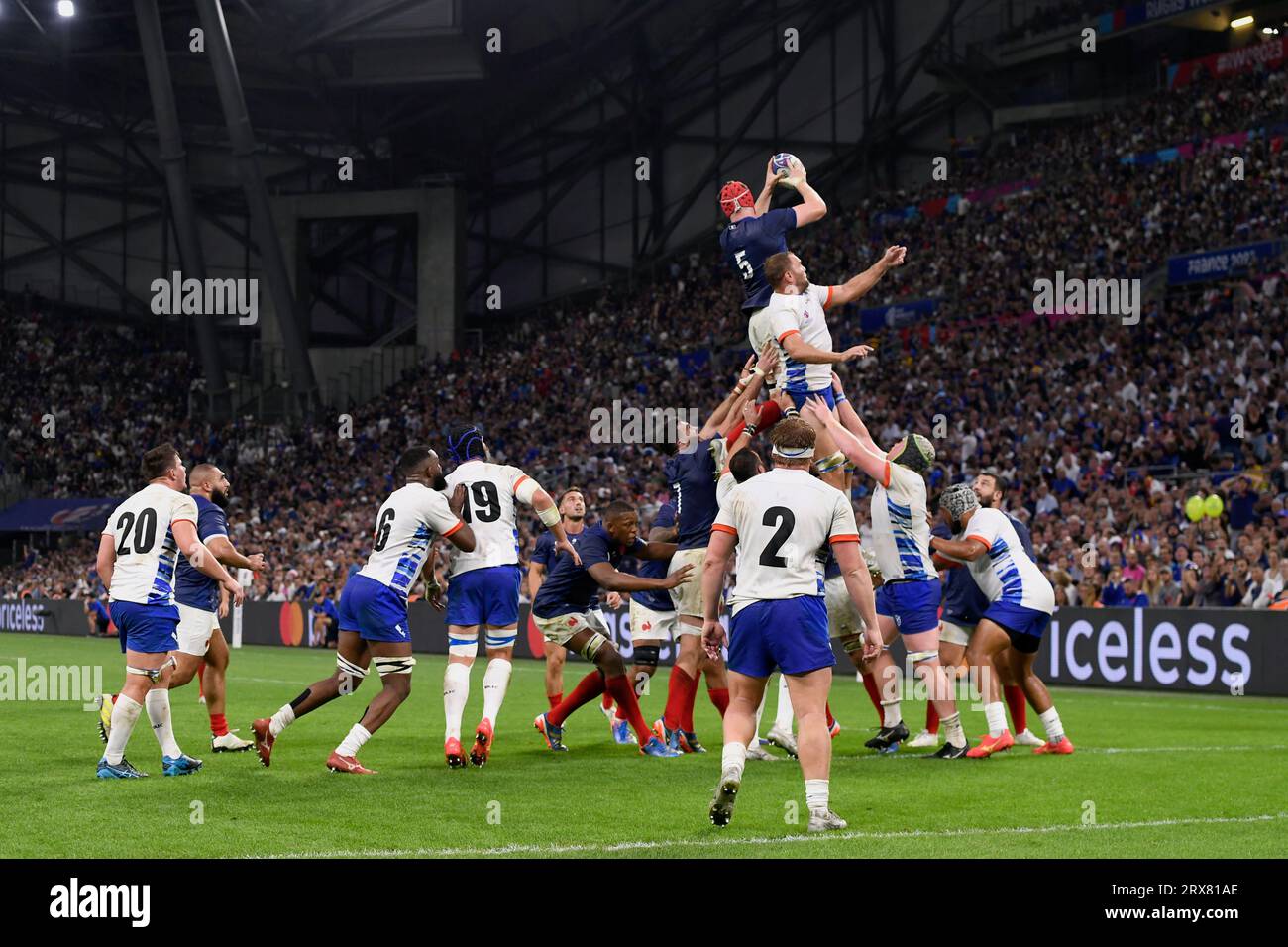 Marseille, France. 23 septembre 2023. Julien Mattia/le Pictorium - coupe du monde de rugby France-Namibie - 23/09/2023 - France/Bouches-du-Rhone/Marseille - touche lors du match de coupe du monde de rugby 2023 entre la France et la Namibie au Stade Vélodrome de Marseille, le 21 septembre 2023. Crédit : LE PICTORIUM/Alamy Live News Banque D'Images