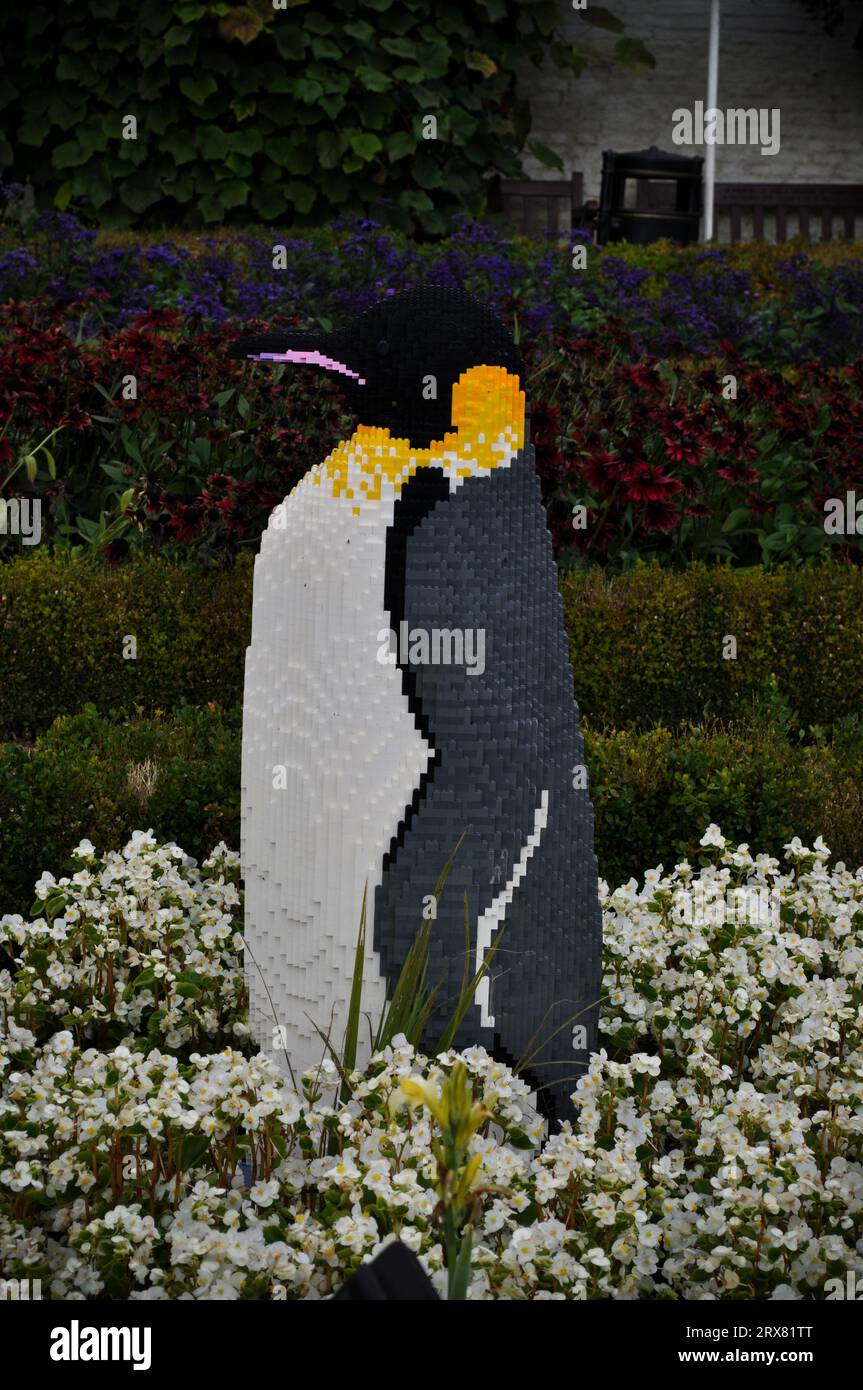 Sculpture en briques LEGO d'animaux en voie de disparition du monde entier - exposée à Sewerby Gardens, East Yorkshire, Angleterre. Empereur pingouin Banque D'Images