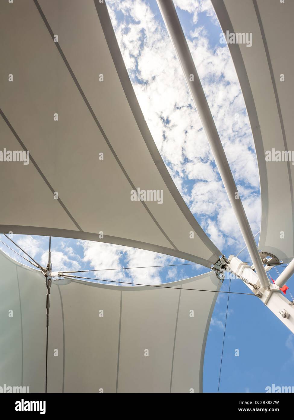 Voilier voiles et le ciel au-dessus Banque D'Images