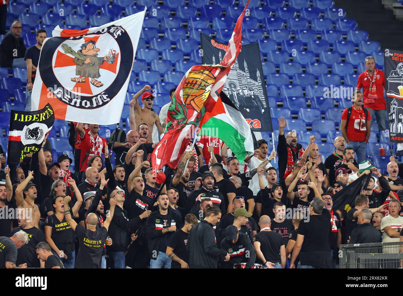 Rome, . 23 septembre 2023. Rome, Italie 23.09.2023 : les supporters de Monza sur les tribunes lors du match de football Italie Serie A TIM 2023-2024 jours 5 entre SS Lazio vs AC Monza au Stade Olympique de Rome. Crédit : Agence photo indépendante/Alamy Live News Banque D'Images