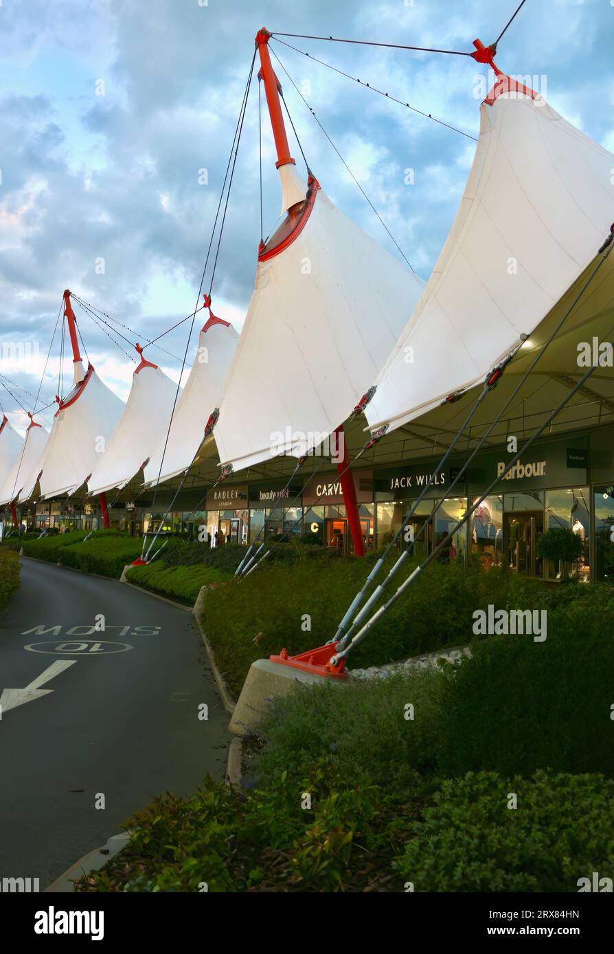 Ashford Designer Outlet centre commercial avec un ciel spectaculaire au coucher du soleil Ashford Kent Angleterre Royaume-Uni Banque D'Images