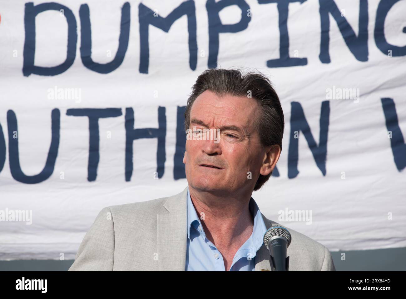 Whitstable, Kent, Royaume-Uni. 23 septembre 2023. Feargal Sharkey Singer de The Undertones s'adresse à Save Our Seas Protest, Tankerton Beach, Whitstable, Kent sur la pollution causée par les compagnies d'eau qui pompent les eaux usées dans la mer. 3h, 23 septembre 2023 crédit : Prixpics/Alamy Live News Banque D'Images