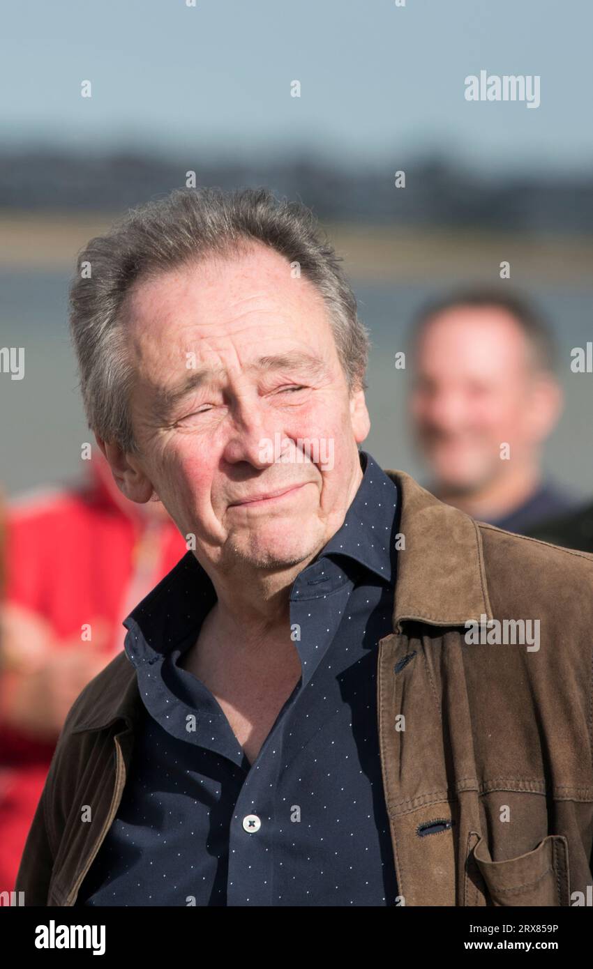 Whitstable, Kent, Royaume-Uni. 23 septembre 2023. Paul Whitehouse, acteur et comédien rencontre la foule et apporte son soutien aux conférenciers lors de la manifestation Save Our Seas, 3h, 23 septembre 2023, Whitstable, Kent. Il est une star de télévision avec Mortimer et Whitehouse parti pêcher et a remporté plusieurs BAFTA pour le Fast Show, il a également joué dans le film la mort de Staline. Crédit : Prixpics/Alamy Live News Banque D'Images