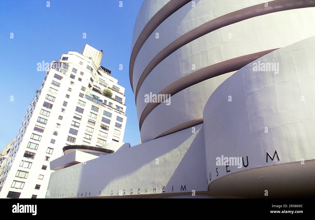 Le Solomon R Guggenheim Museum New York City USA Landmark Building conçu par l'architecte Frank Lloyd Wright. Sur la 5ème Avenue Brutalist architecture USA Banque D'Images