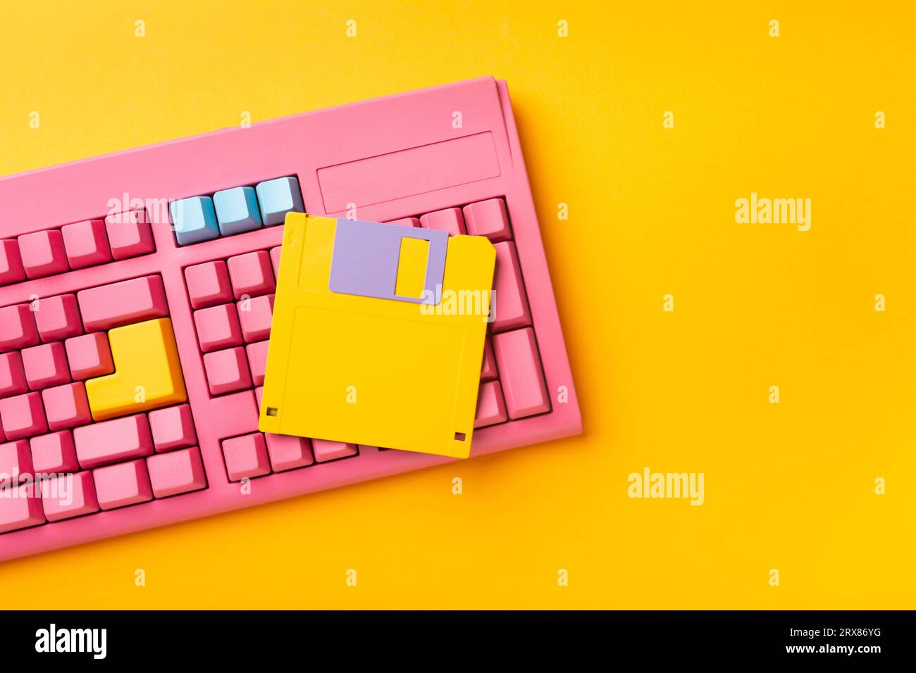 Disquettes et clavier sur fond de couleur vive. Photo de haute qualité Banque D'Images