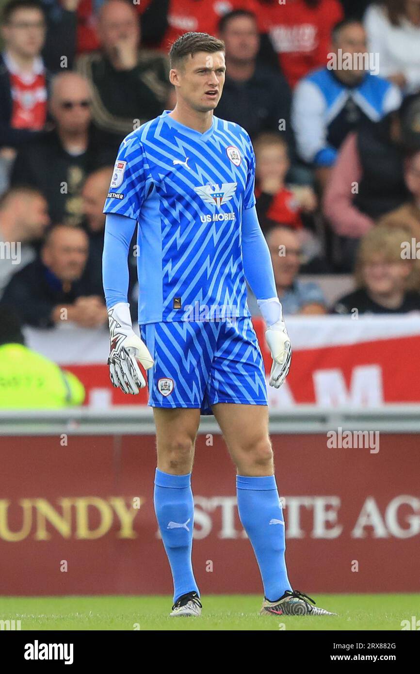 Liam Roberts #1 de Barnsley lors du match Sky Bet League 1 Northampton Town vs Barnsley au Sixfields Stadium, Northampton, Royaume-Uni, le 23 septembre 2023 (photo de Alfie Cosgrove/News Images) Banque D'Images