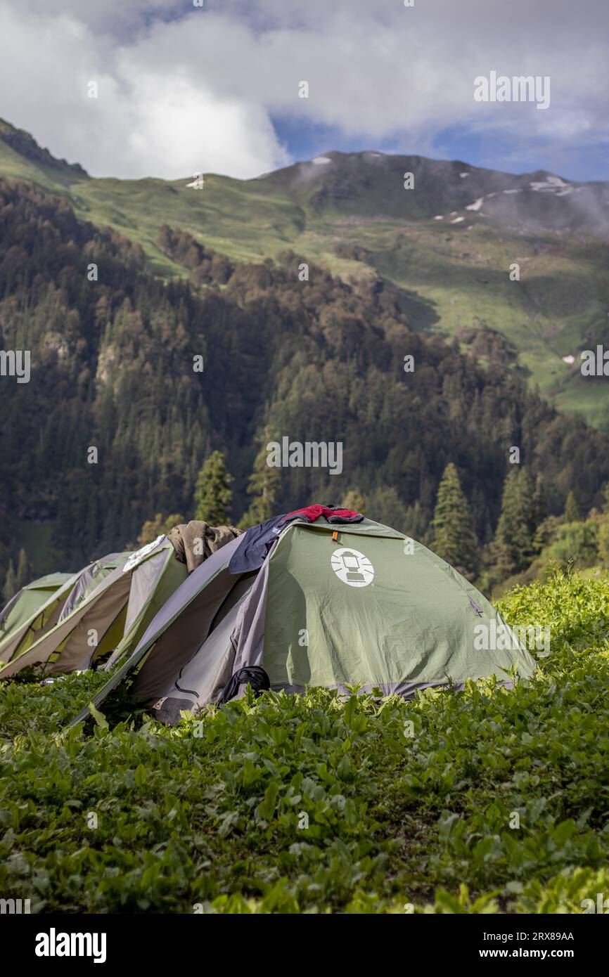 Camping à Bhrigu Lake Trek dans les genoux de l'Himalaya Banque D'Images