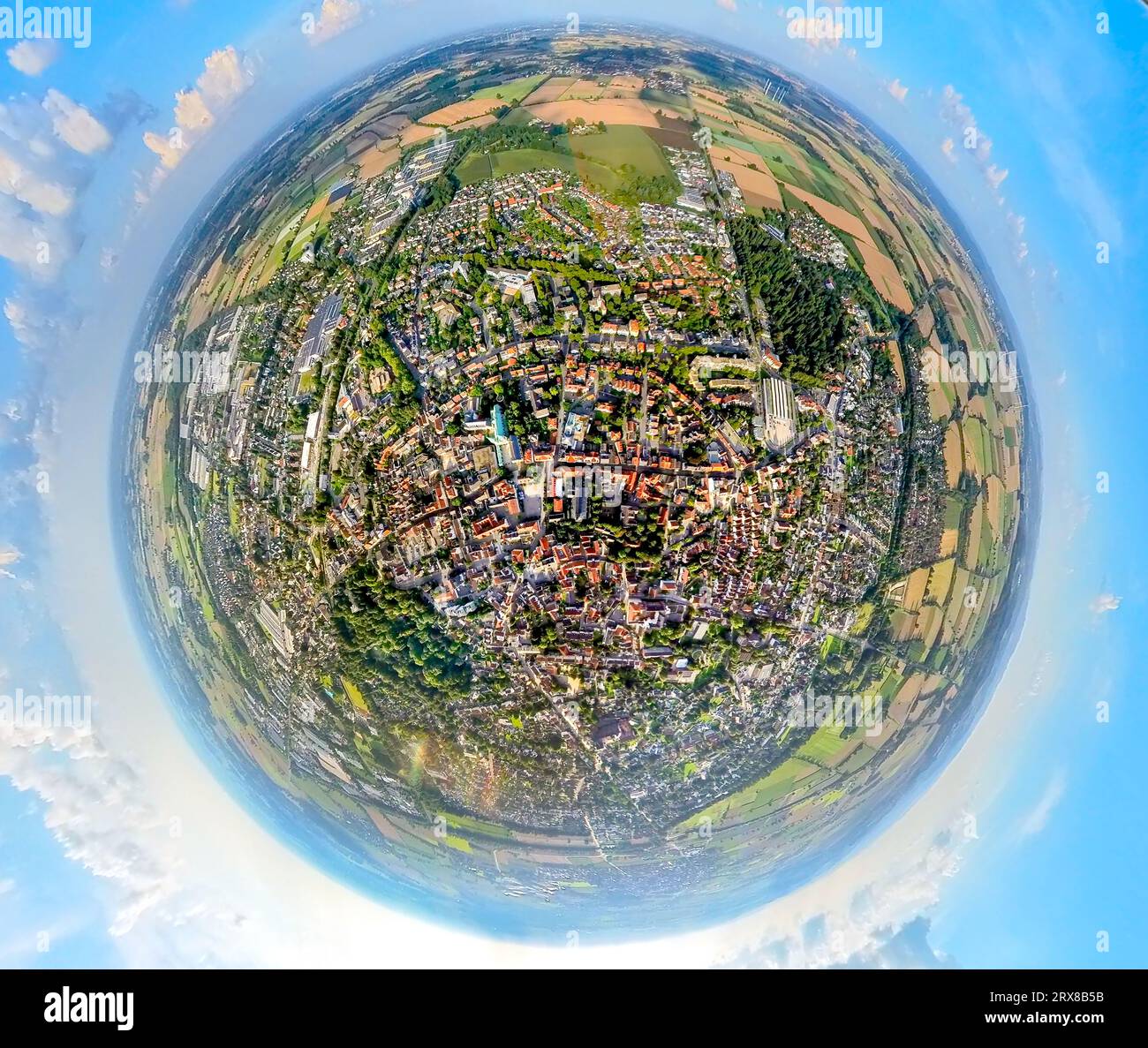 Vue aérienne, vue sur la ville Werl, entouré de prairies et de champs, jardins thermaux et basilique de pèlerinage de la Visitation de la Vierge Marie, globe, fishey Banque D'Images