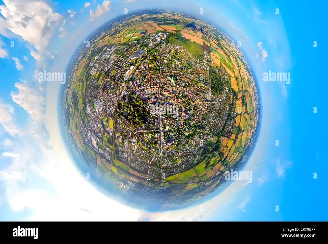 Vue aérienne, vue sur la ville Werl, entouré de prairies et de champs, jardins thermaux et basilique de pèlerinage de la Visitation de la Vierge Marie, globe, fishey Banque D'Images
