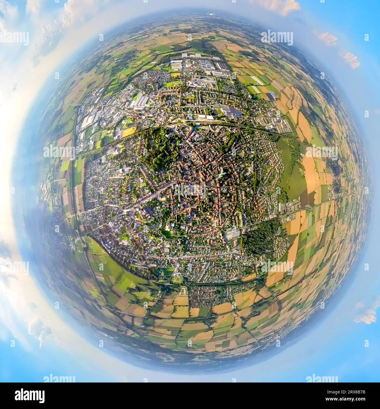 Vue aérienne, vue sur la ville Werl, entouré de prairies et de champs, jardins thermaux et basilique de pèlerinage de la Visitation de la Vierge Marie, globe, fishey Banque D'Images