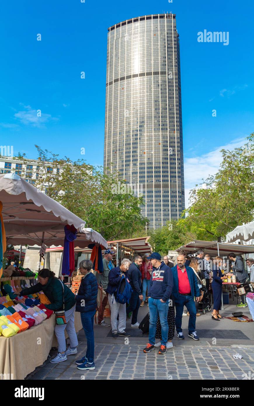 Paris, France, Un paysage avec un tour de Montparnasse et des gens visitant le marché de Montparnasse. Editorial uniquement. Banque D'Images