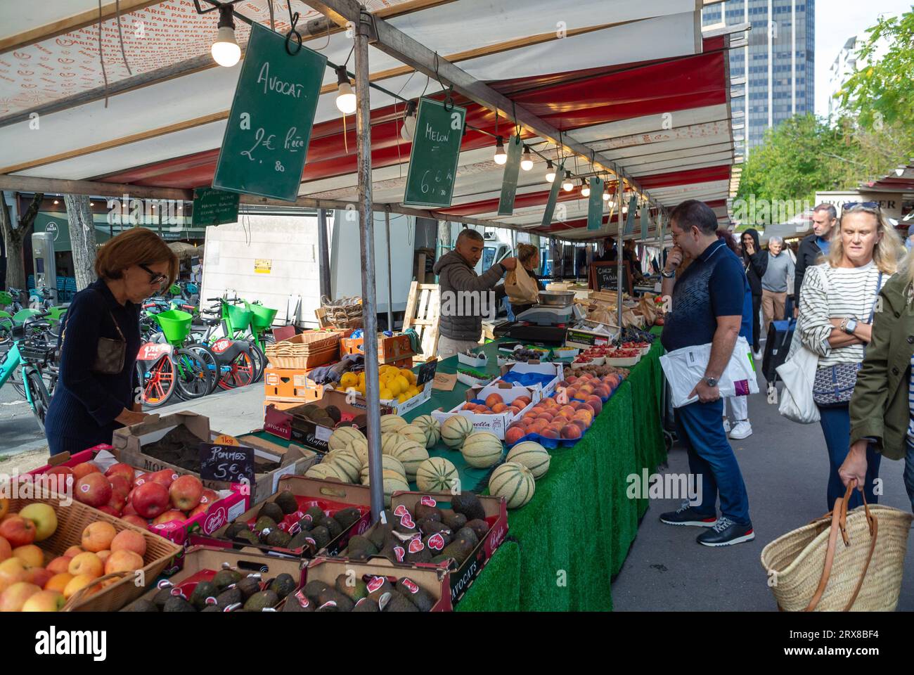 Paris, France, les gens qui achètent des fruits et légumes au marché de Montparnasse Boulevard Edgar Quinet. Editorial uniquement. Banque D'Images