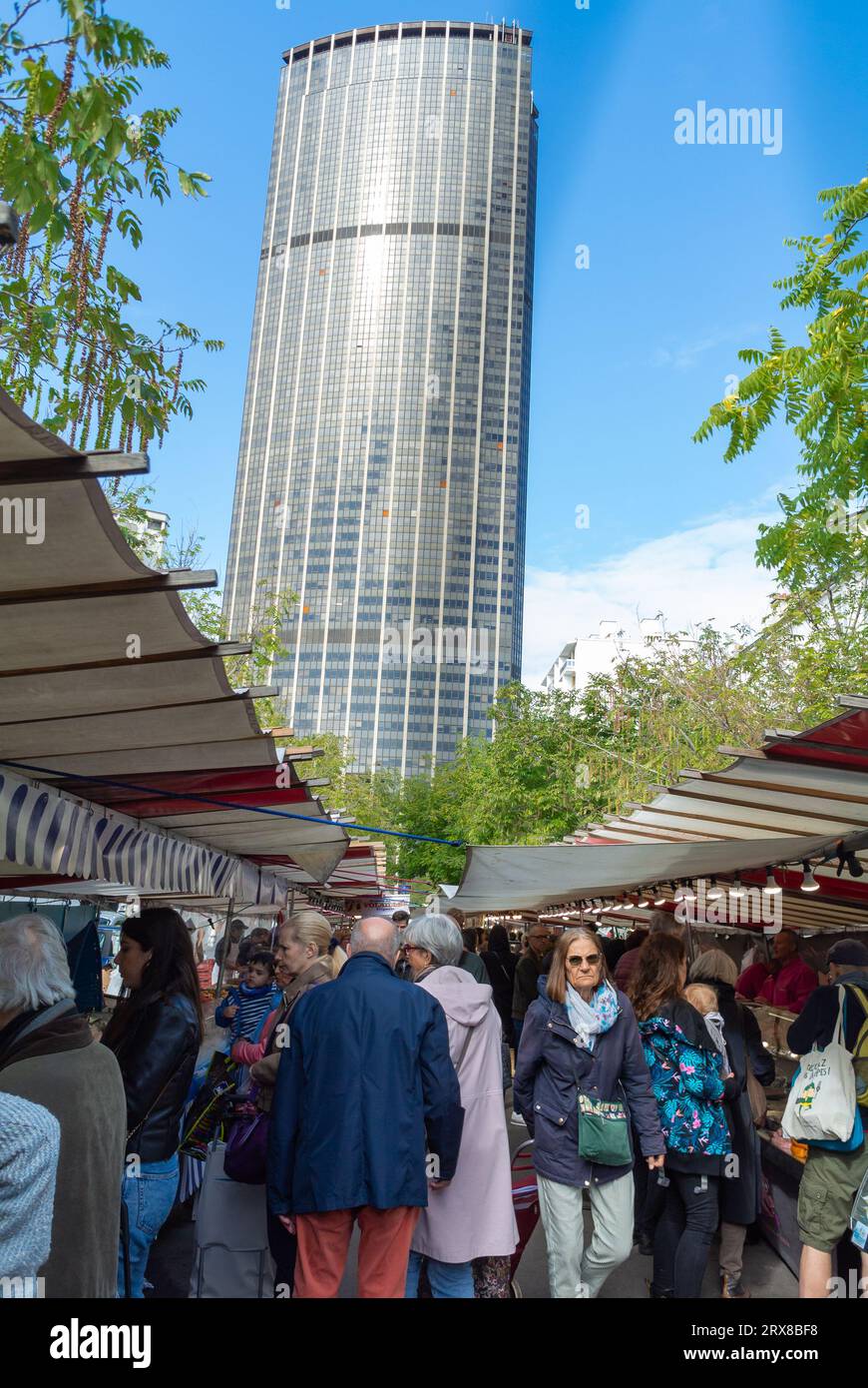 Paris, France, Un paysage avec un tour de Montparnasse et des gens visitant le marché de Montparnasse. Editorial uniquement. Banque D'Images