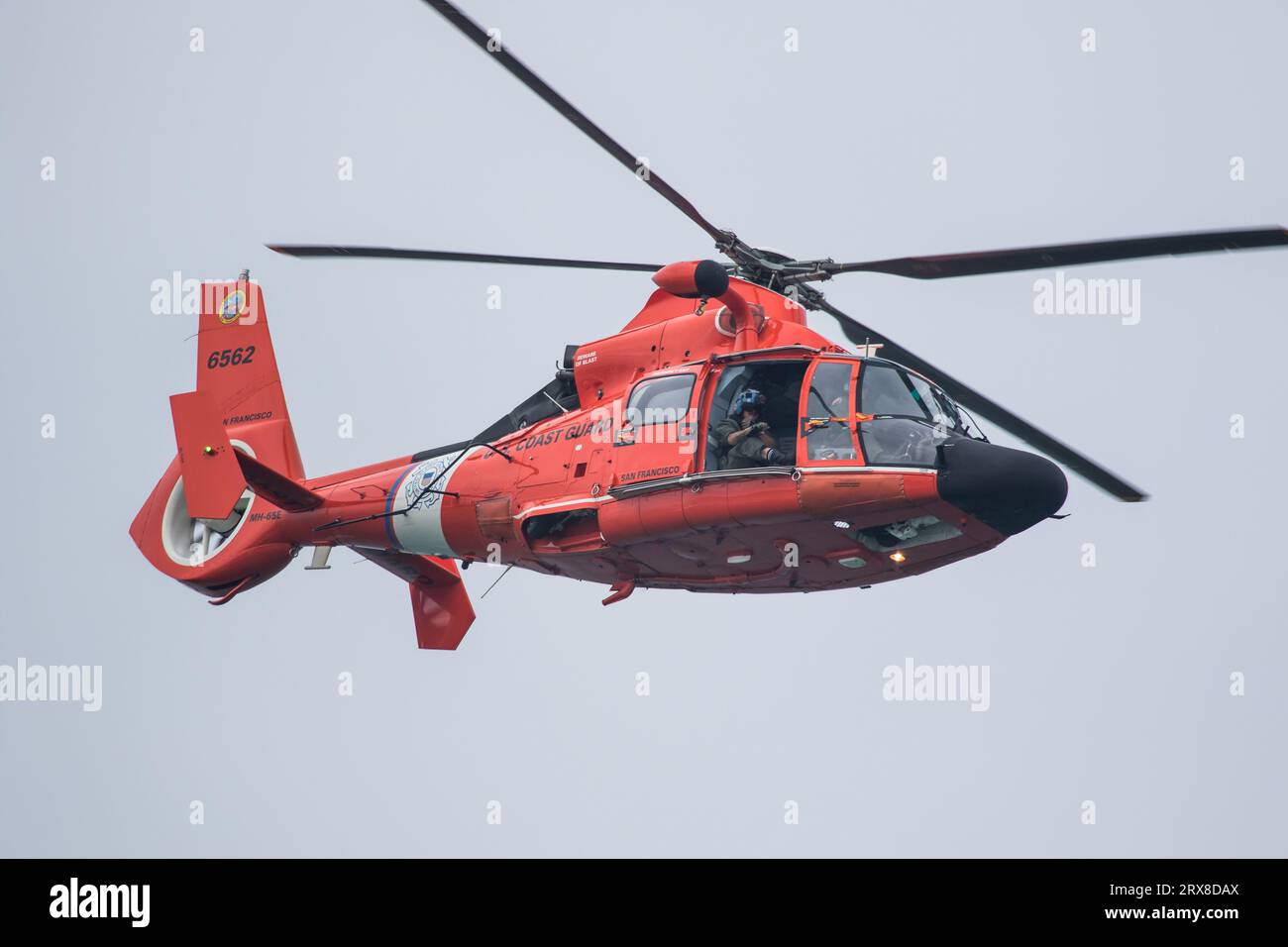 Nous rouge hélicoptère de la garde côtière en patrouille au large de la côte de Californie Banque D'Images
