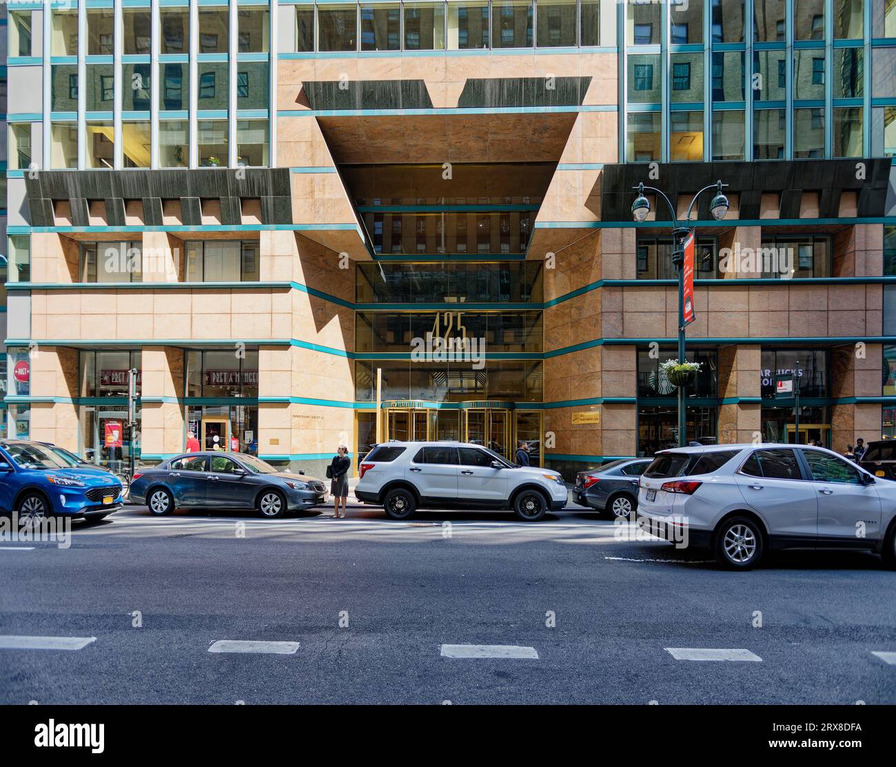 Le 425 Lexington Avenue, surmonté de champignons, entre East 43rd et East 44th Street, injecte de la couleur et des formes étranges dans la grille grise du Midtown Manhattan. Banque D'Images