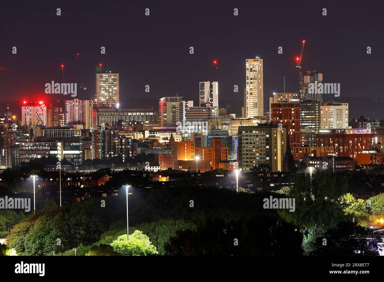 Une vue du centre-ville de Leeds la nuit qui est actuellement en pleine croissance avec divers nouveaux bâtiments de grande hauteur en construction Banque D'Images