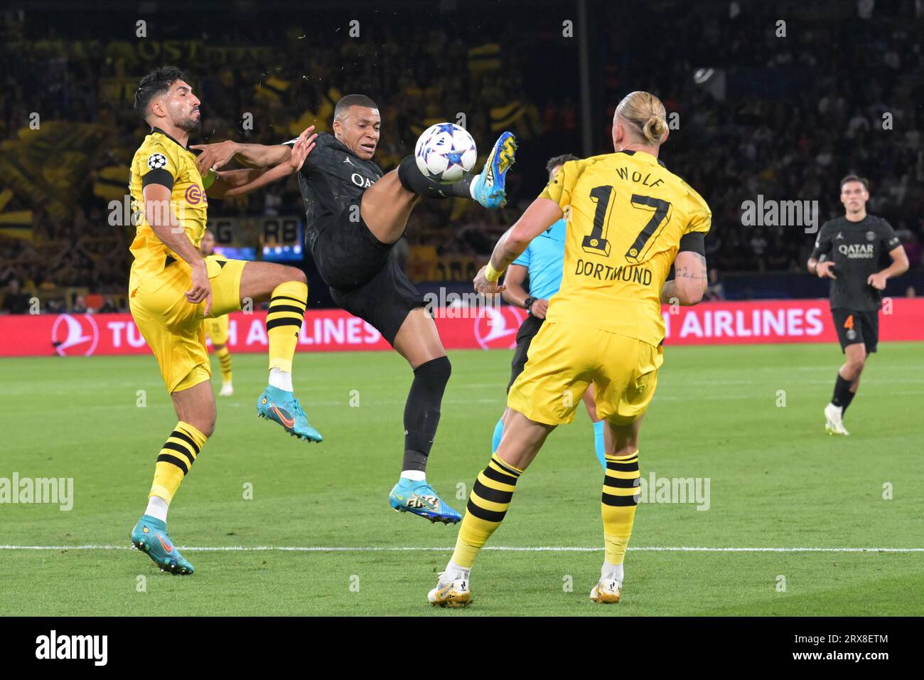 PARIS - (de gauche à droite) Emre CAN du Borussia Dortmund, Kylian Mbappe du Paris Saint-Germain, Marius Wolf du Borussia Dortmund lors du match de l'UEFA Champions League entre le Paris Saint Germain et le Borussia Dortmund au Parc des Princes le 19 septembre 2023 à Paris, France . ANP | Hollandse Hoogte | GERRIT VAN COLOGNE Banque D'Images