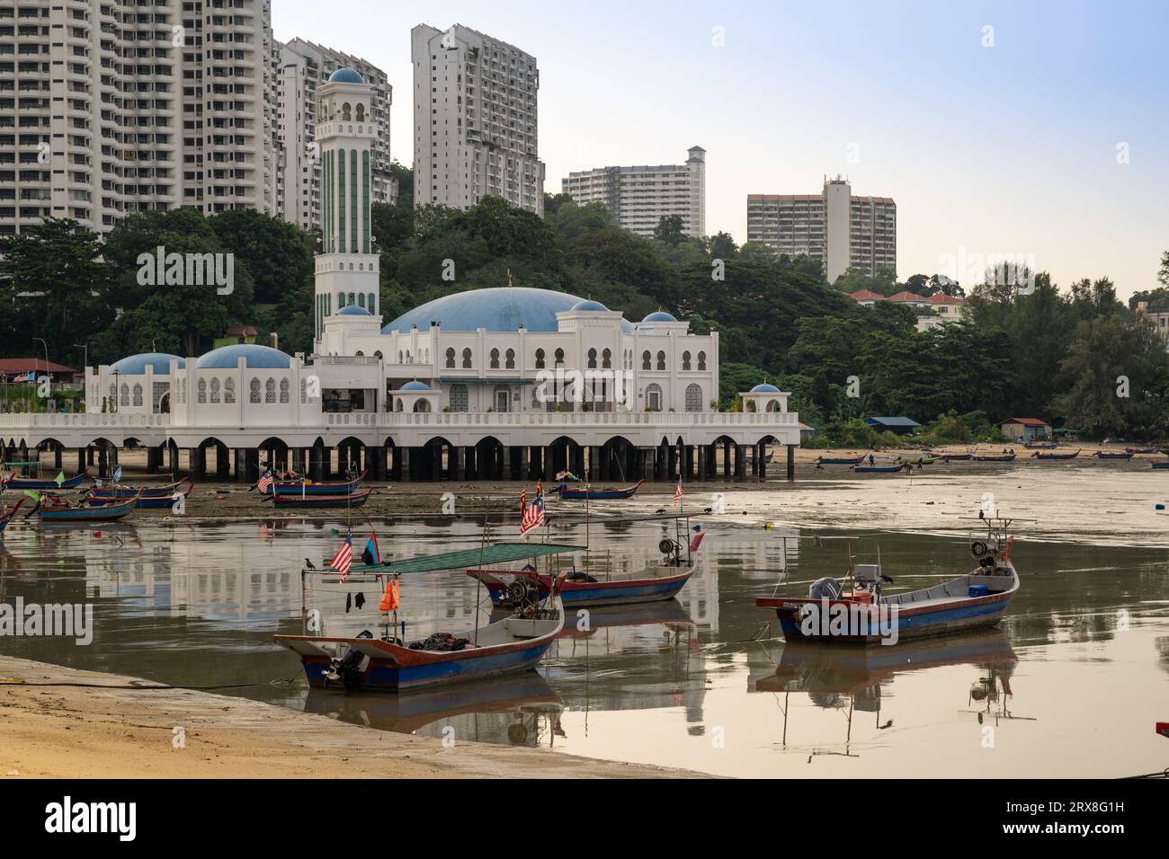 Mosquée flottante de Penang avec des bateaux au premier plan, Penang, Malaisie Banque D'Images