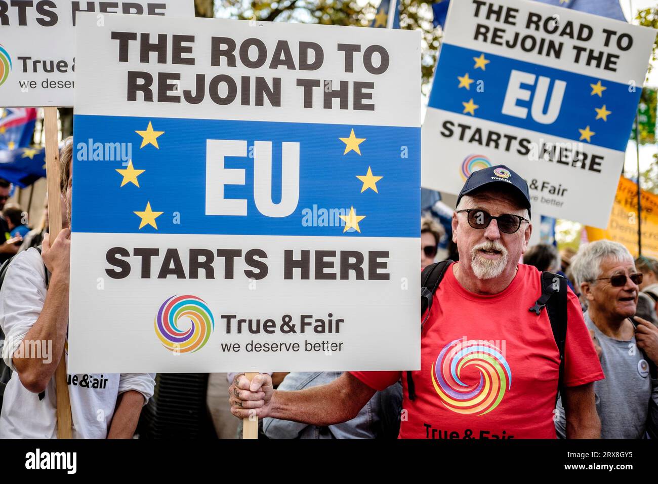 23 septembre 2023. Londres, Royaume-Uni. Environ 3 000 militants et sympathisants pro-européens participent à une marche nationale et à un rassemblement dans le centre de Londres. Les militants affirment que le Brexit a été un désastre pour le Royaume-Uni et exigent que le pays rétablisse son adhésion à l’Union européenne. Sur la photo : un partisan pro-UE tient une pancarte produite par le parti True & Fair lors de la marche nationale de réintégration dans le centre de Londres. Banque D'Images
