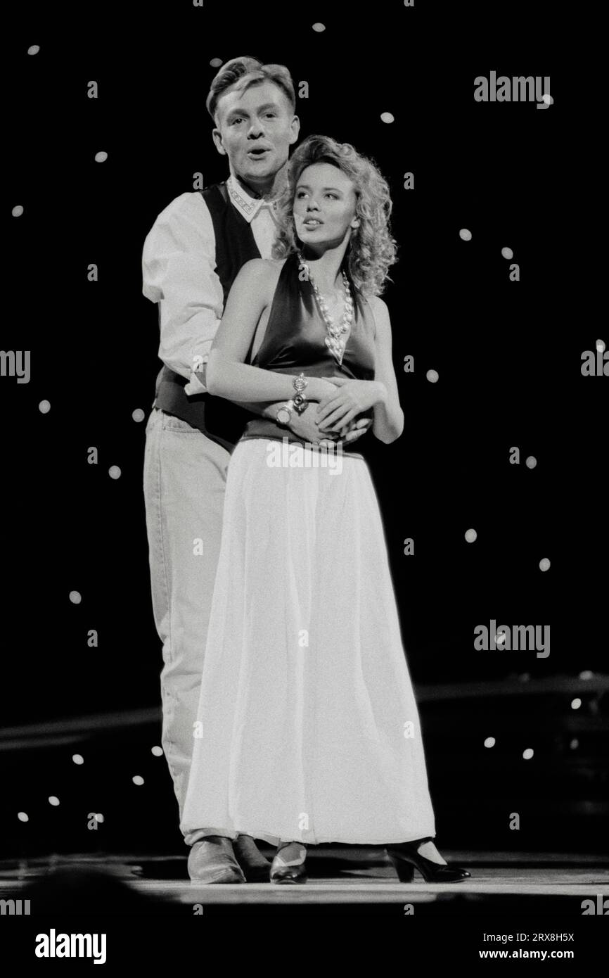 Kylie Minogue & Jason Donovan - Perform spécialement for You (Live the Children's Royal Variety Performance 14-04-1989). Les stars des anciens voisins sont devenues chanteurs pop Jason Donovan et Kylie Minogue répétant au Dominion Theatre de Londres, pour le Children's Royal Variety Performance 1989, en présence de la Princesse Margaret. Banque D'Images
