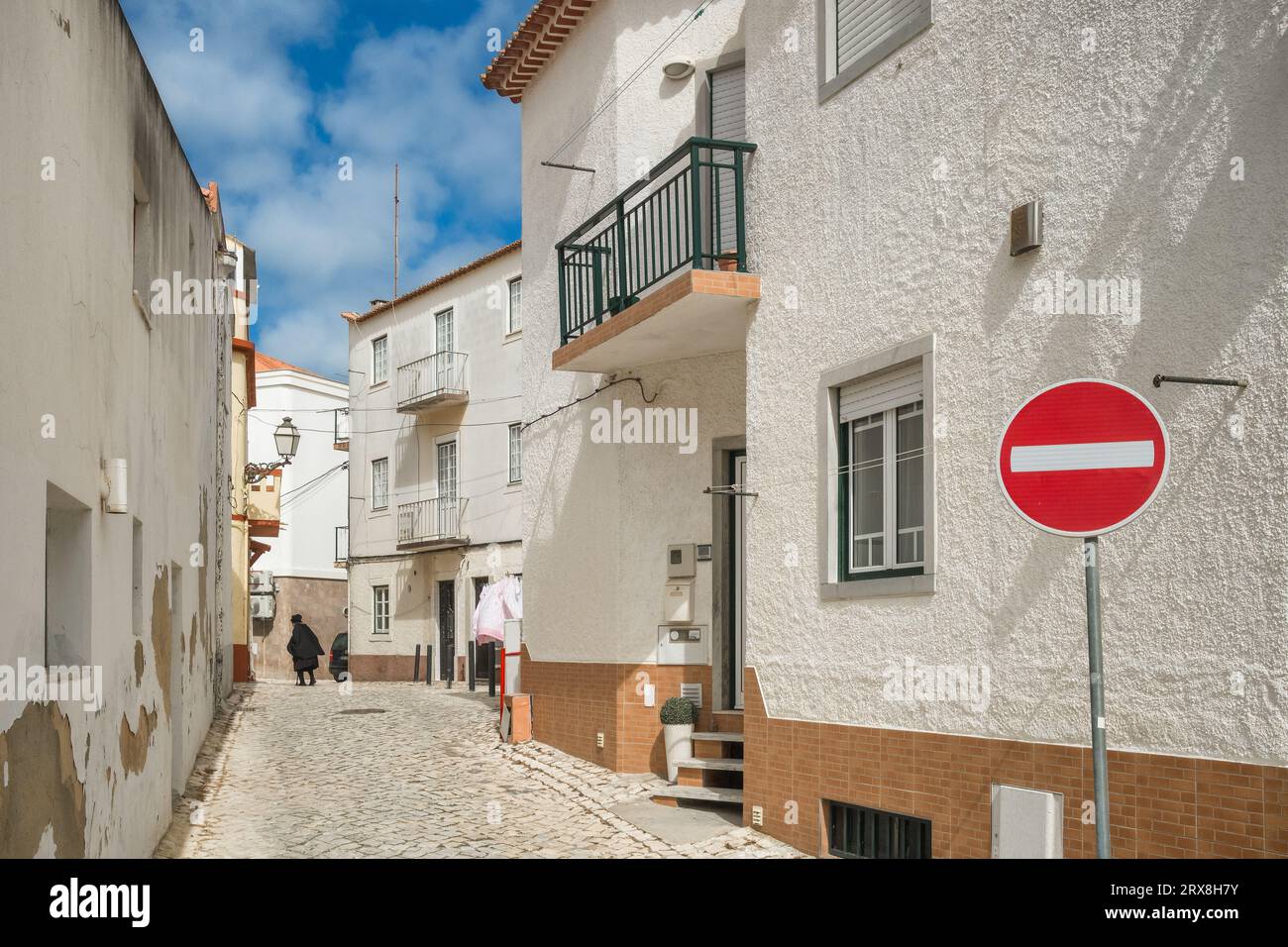 Vue sur une rue étroite et vide dans la ville de pêcheurs de Nazare, Portugal. Banque D'Images