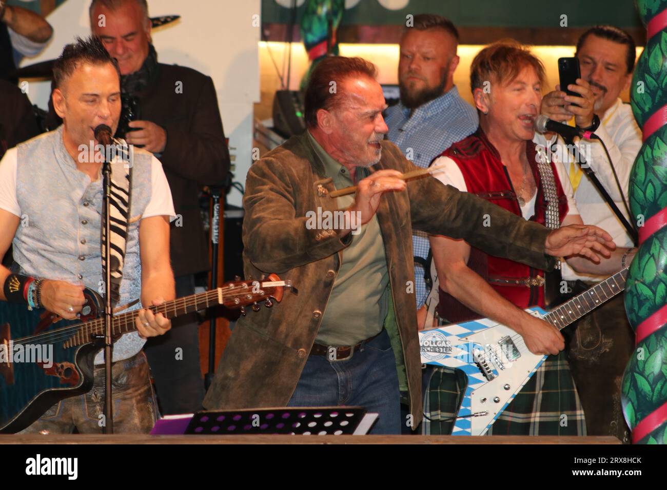 MUNICH, Allemagne. , . Arnold SCHWARZENEGGER, acteur et ancien politicien et gouverneur de Californie, a dirigé le groupe de musique au Marstall Beer marquee pendant le festival de la bière à Munich.l'Oktoberfest Muenchen 188, nommé aussi WIESN, le samedi 23. Septembre à Munich. L'Oktoberfest est le plus grand festival folklorique du monde et attire environ six millions de visiteurs chaque année. Chaque année, il continue de battre de nouveaux records. image et copyright. @ Arthur Thill /ATP images (THILL Arthur/ATP/SPP) crédit : SPP Sport Press photo. /Alamy Live News Banque D'Images