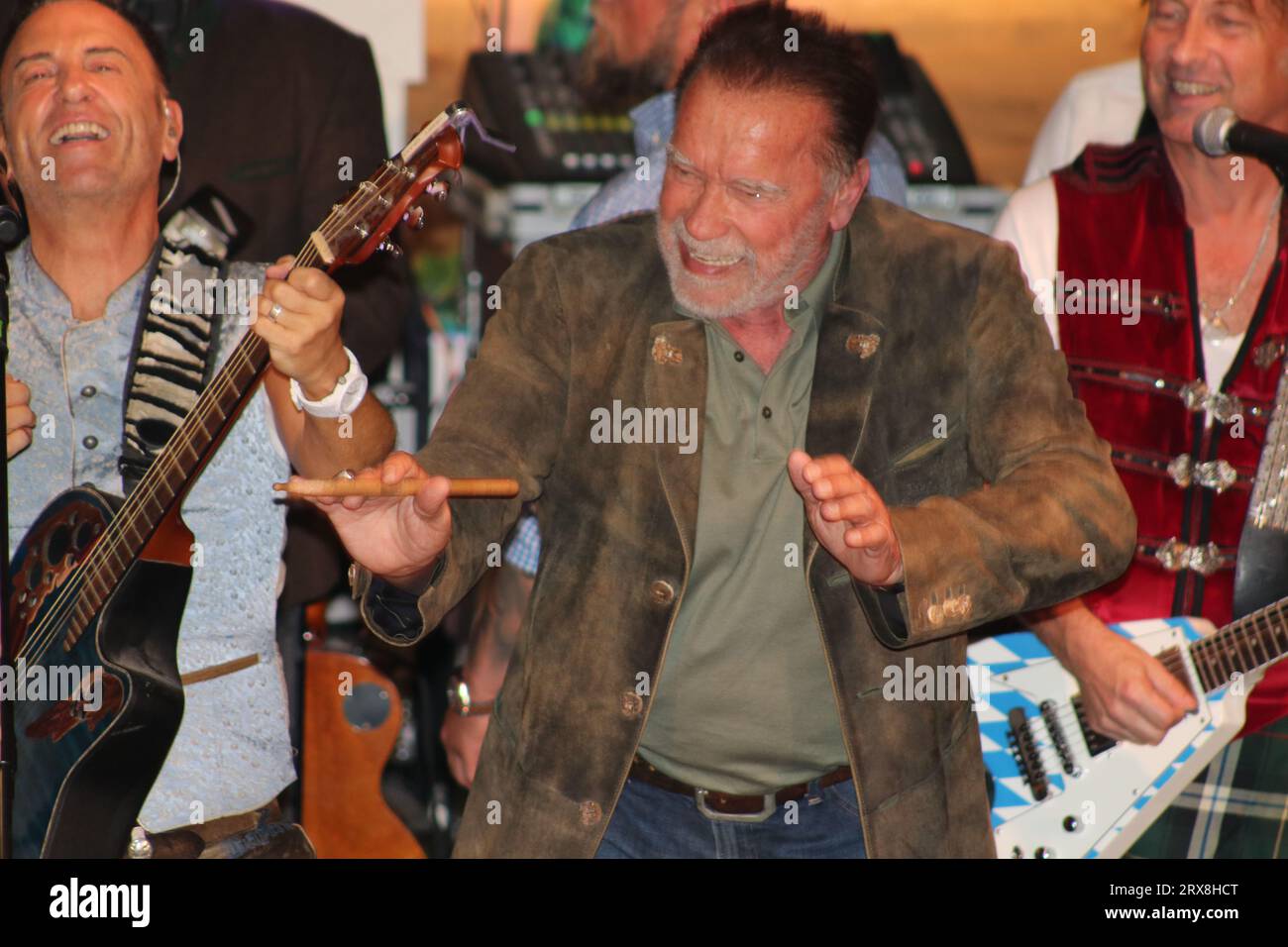 MUNICH, Allemagne. , . Arnold SCHWARZENEGGER, acteur et ancien politicien et gouverneur de Californie, a dirigé le groupe de musique au Marstall Beer marquee pendant le festival de la bière à Munich.l'Oktoberfest Muenchen 188, nommé aussi WIESN, le samedi 23. Septembre à Munich. L'Oktoberfest est le plus grand festival folklorique du monde et attire environ six millions de visiteurs chaque année. Chaque année, il continue de battre de nouveaux records. image et copyright. @ Arthur Thill /ATP images (THILL Arthur/ATP/SPP) crédit : SPP Sport Press photo. /Alamy Live News Banque D'Images