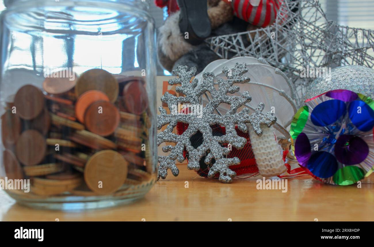 Pot en verre de pièces en euros et ornements de Noël. Les dépenses à Noël sont très élevées Banque D'Images