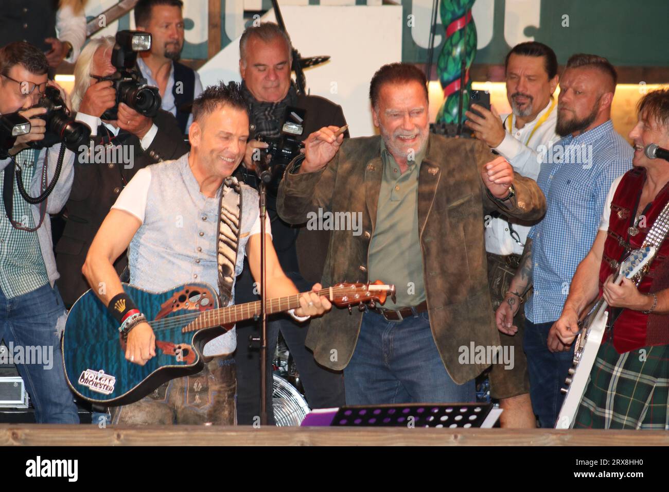 MUNICH, Allemagne. , . Arnold SCHWARZENEGGER, acteur et ancien politicien et gouverneur de Californie, a dirigé le groupe de musique au Marstall Beer marquee pendant le festival de la bière à Munich.l'Oktoberfest Muenchen 188, nommé aussi WIESN, le samedi 23. Septembre à Munich. L'Oktoberfest est le plus grand festival folklorique du monde et attire environ six millions de visiteurs chaque année. Chaque année, il continue de battre de nouveaux records. image et copyright. @ Arthur Thill /ATP images (THILL Arthur/ATP/SPP) crédit : SPP Sport Press photo. /Alamy Live News Banque D'Images