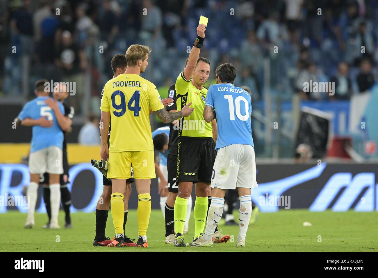 L'arbitre Rosario Abisso montre le carton jaune à Luis Alberto du SS Lazio lors du match de Serie A football, Lazio vs Monza, 23 septembre 2023 (photo AllShotLive/Sipa USA) crédit : SIPA USA/Alamy Live News Banque D'Images